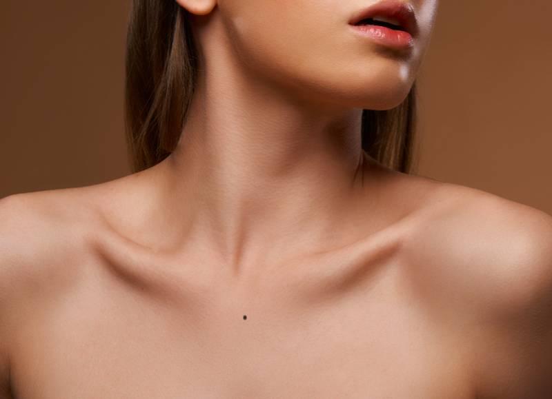 Giải mã ý nghĩa nốt ruồi ở ngực của phụ nữ và nam giới
