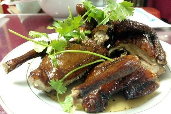 Ăn ở đâu: Chim quay, bít tết gia truyền ở 'phố Tây' Tạ Hiện ngon, rẻ