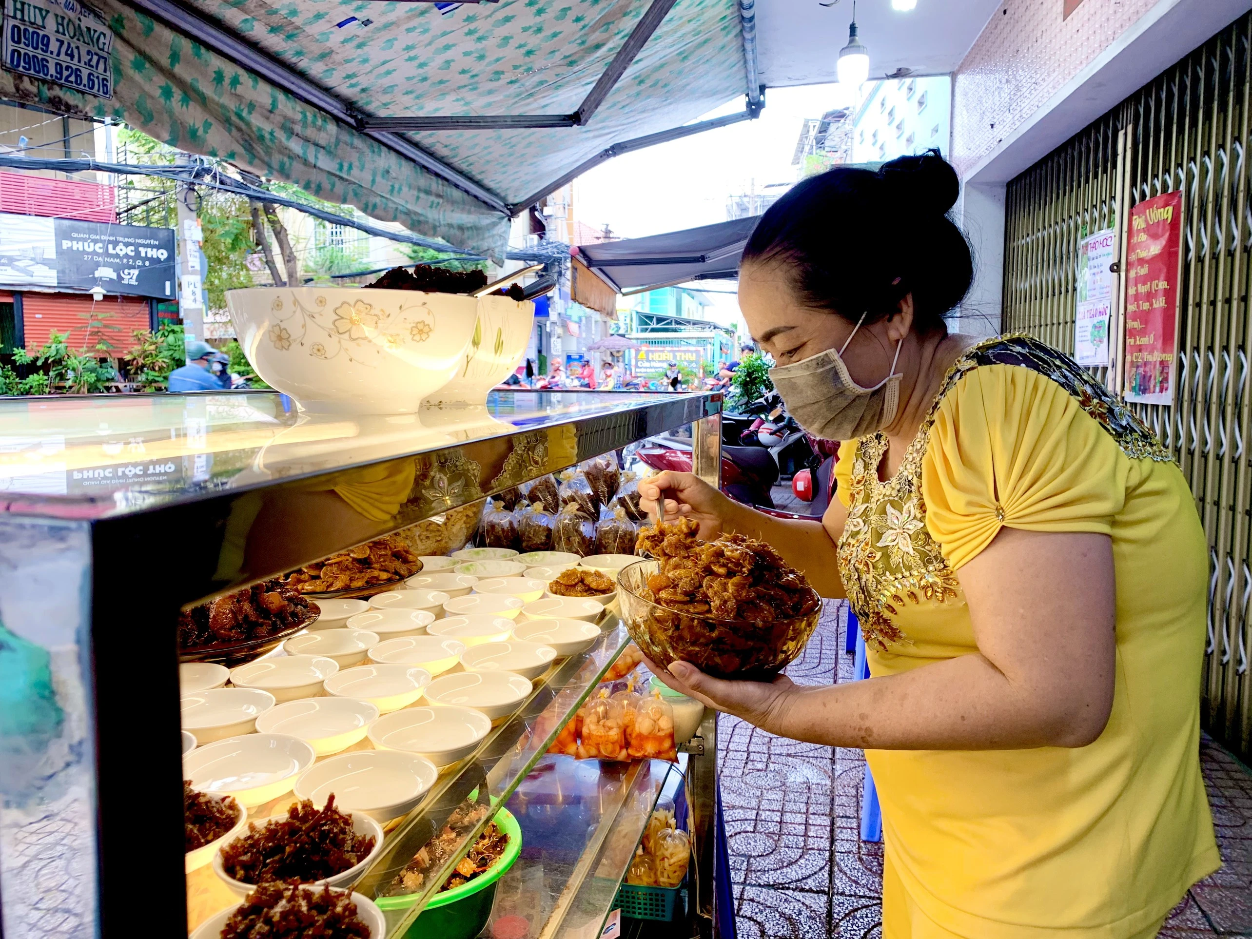 Món ngon Q.8, TP.HCM: Cháo trắng lá dứa với 20 loại topping, bán quanh năm không nghỉ