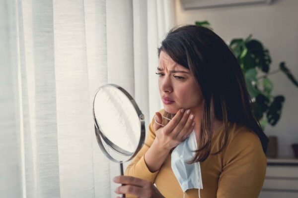 Đeo khẩu trang bị mụn: Làm sao để khắc phục? Đeo khẩu trang bị mụn: Làm sao để khắc phục?