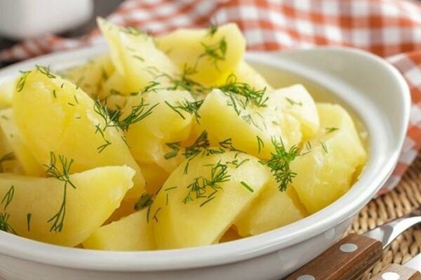 Hướng dẫn cách luộc khoai tây mềm mịn nóng hổi nhâm nhi ngày mưa