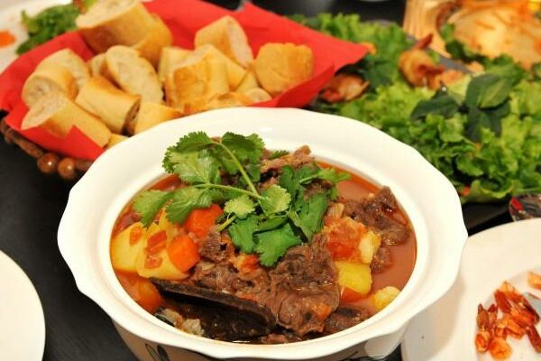 Cách nấu bò sốt vang đơn giản tại nhà, thơm ngon khó cưỡng Cách nấu bò sốt vang đơn giản tại nhà, thơm ngon khó cưỡng