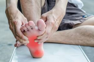 Nóng lòng bàn chân là bệnh gì? Triệu chứng, nguyên nhân và phương pháp trị liệu