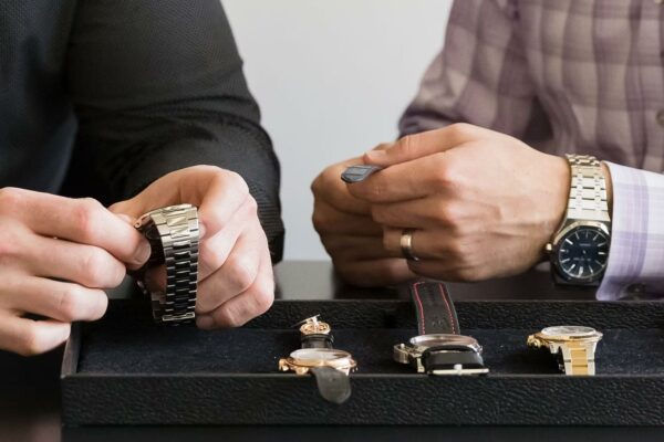 Đồng hồ Pre-owned là gì? Xu hướng sử dụng đồng hồ Pre-owned của giới trẻ