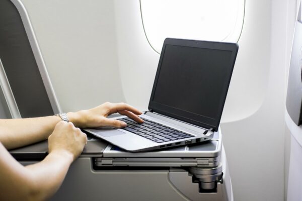 Laptop, Sạc Laptop có được ký gửi không? Quy định về thiết bị điện tử