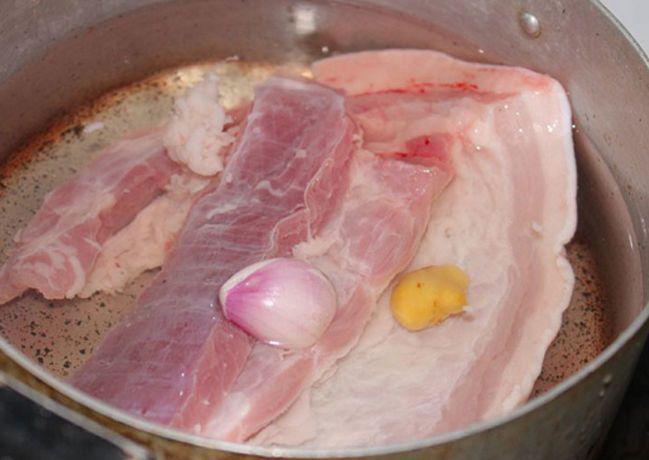 Vì sao thịt lợn có mùi hôi? Có phải lợn bệnh, lợn bẩn hay không?