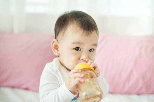Trẻ 1 tuổi uống bao nhiêu sữa mỗi ngày thì tốt cho bé? Trẻ 1 tuổi uống bao nhiêu sữa mỗi ngày thì tốt cho bé?