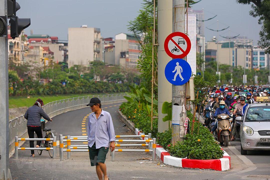 Biến báo chỉ đường dành cho người đi bộ xe khác không được phép đi vào