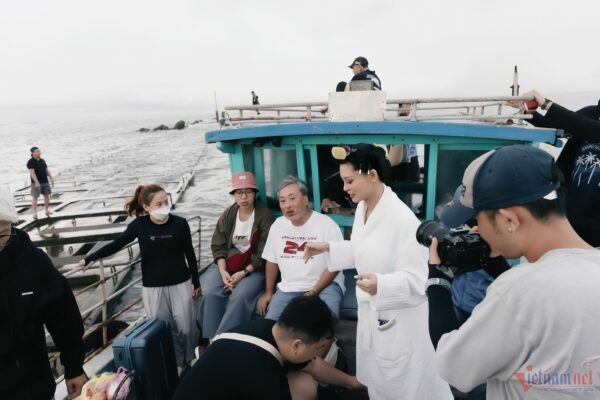 Bùi Lan Hương thoát y bên mẫu nam trong MV do Nguyễn Quang Dũng đạo diễn