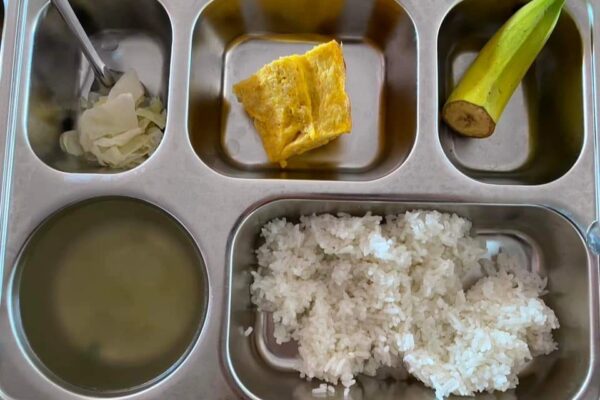 Suất ăn trưa "như để giảm cân" tại Trường Tiểu học Quốc tế